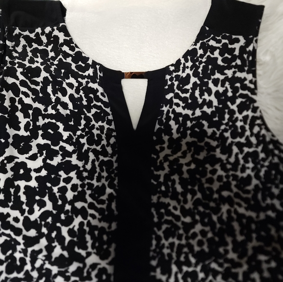 Ladies black and white sleeveless blouse with v neck - Picture 3 of 4